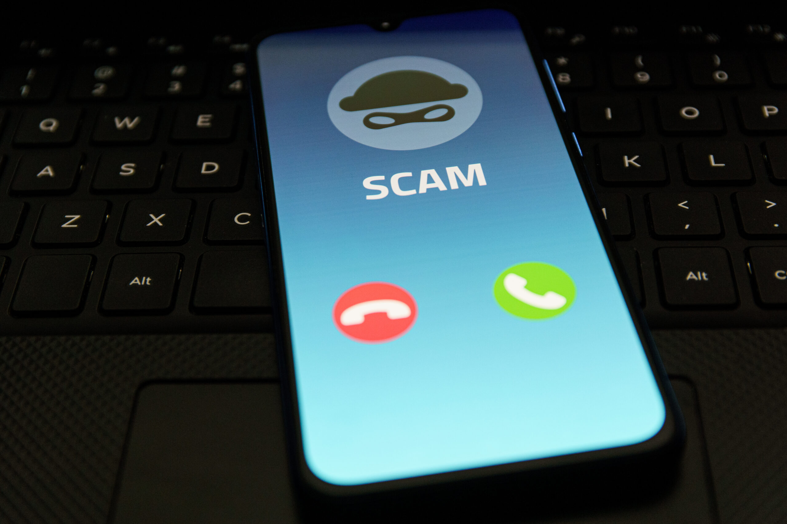Der Enkeltrick ist im digitalen Zeitalter angekommen – per WhatsApp, Telegram und Signal. Schutzmaßnahmen und rechtliche Hilfe für Betroffene.