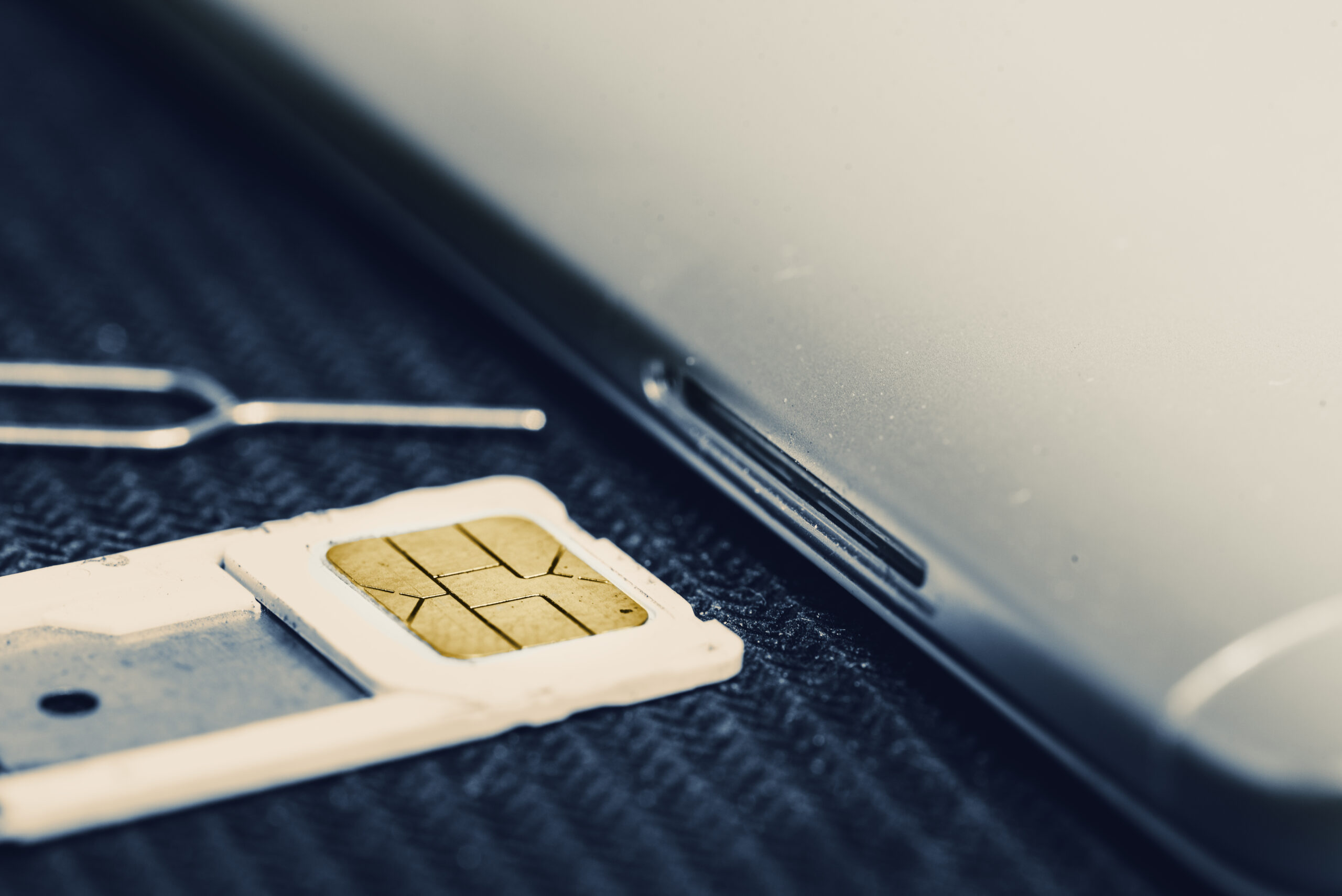 Beim SIM-Swap übernehmen Betrüger die Mobilnummer, um die 2-Faktor-Authentifizierung zu umgehen. Haftungsansprüche gegen Bank und Mobilfunkanbieter.